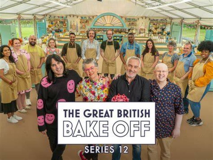 Is Noel Fielding on The Great British Baking Show Holidays 2021?