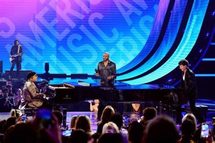 Lionel Richie Wins AMA Icon Award at the AMAs as Stevie Wonder and Charlie Puth Sing Tribute