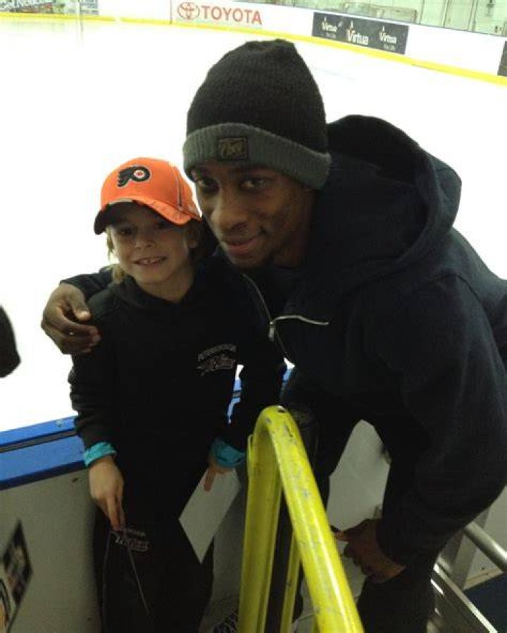 Wayne Simmonds Teeth: How many teeth is Wayne Simmonds missing? How did Wayne Simmons lose his teeth?